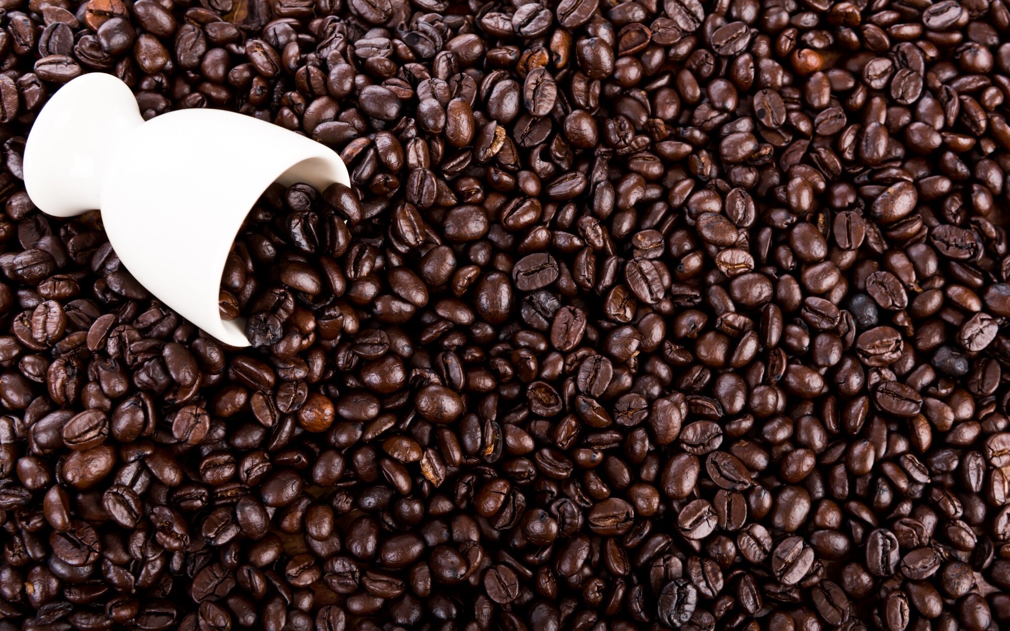 Granos de café tostado esparcidos